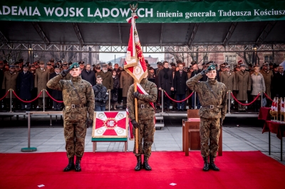 Uroczystość wręczenia nowego sztandaru Akademii Wojsk Lądowych [ZDJĘCIA] - 15