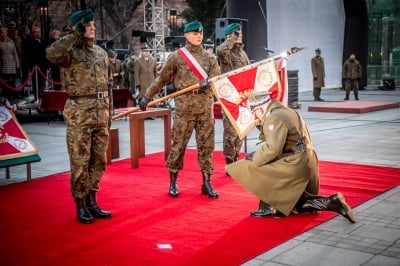 Uroczystość wręczenia nowego sztandaru Akademii Wojsk Lądowych [ZDJĘCIA] - 17