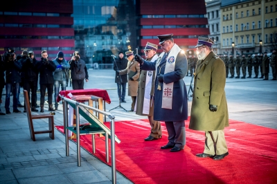 Uroczystość wręczenia nowego sztandaru Akademii Wojsk Lądowych [ZDJĘCIA] - 25