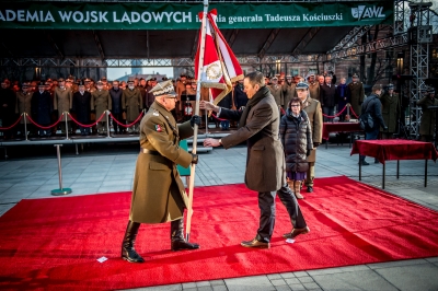 Uroczystość wręczenia nowego sztandaru Akademii Wojsk Lądowych [ZDJĘCIA] - 27