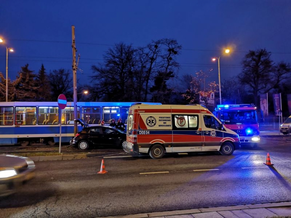 Wypadek na Ślężnej, zderzenie osobówki z tramwajem - (fot. Michał Kazulo)