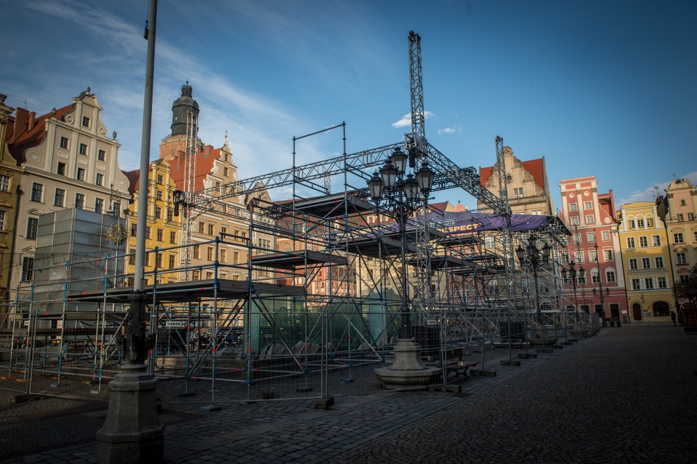 Gigantyczna scena koncertowa powstaje na wrocławskim rynku [ZDJĘCIA] - (fot. Andrzej Owczarek)