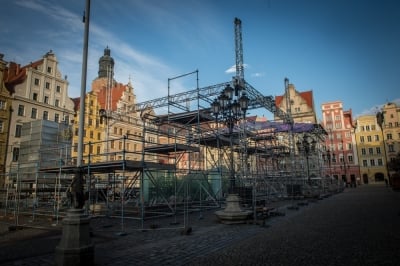 Gigantyczna scena koncertowa powstaje na wrocławskim rynku [ZDJĘCIA]