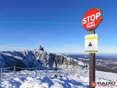 Rośnie zagrożenie lawinowe w Karkonoszach. Na Śnieżce temperatura odczuwalna to -34 stopnie