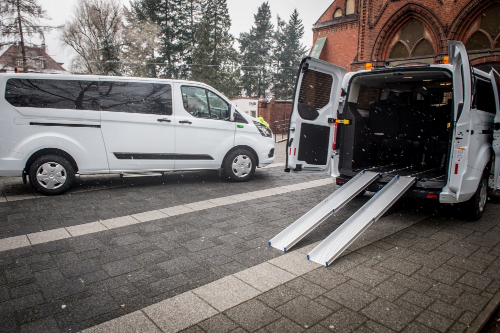 Wrocław: Dwa Warsztaty Terapii Zajęciowej dostały nowe samochody