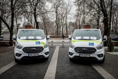 Wrocław: Dwa Warsztaty Terapii Zajęciowej dostały nowe samochody - 9