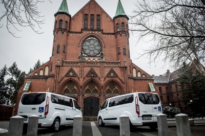 Wrocław: Dwa Warsztaty Terapii Zajęciowej dostały nowe samochody - 11