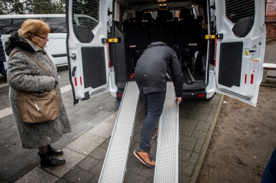 Wrocław: Dwa Warsztaty Terapii Zajęciowej dostały nowe samochody - 1