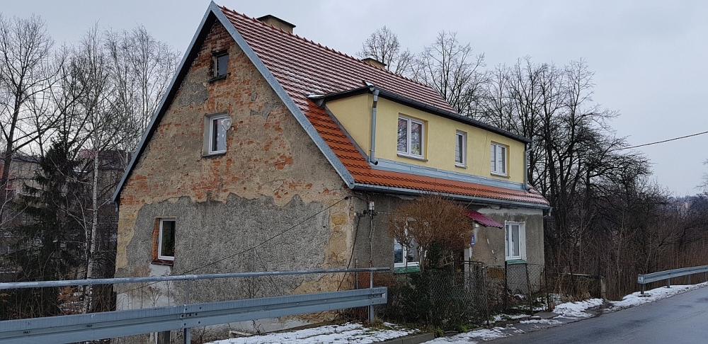 Bystrzyca Kłodzka: Mieszkańcy walczą o ocieplenie budynku - fot. Bartosz Szarafin