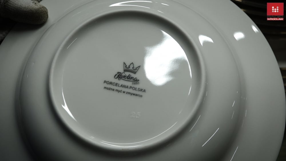 Jedyny w Europie taki zakład. Produkuje dwa kolory porcelany