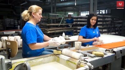 Jedyny w Europie taki zakład. Produkuje dwa kolory porcelany - 6