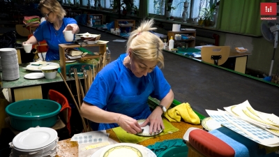 Jedyny w Europie taki zakład. Produkuje dwa kolory porcelany - 8