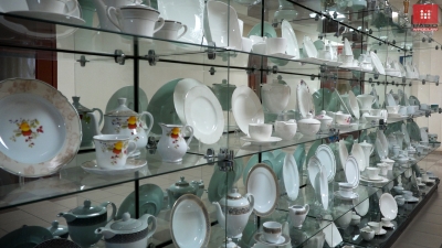 Jedyny w Europie taki zakład. Produkuje dwa kolory porcelany - 9