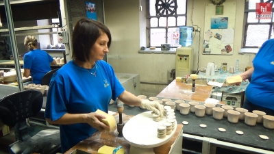 Jedyny w Europie taki zakład. Produkuje dwa kolory porcelany - 3
