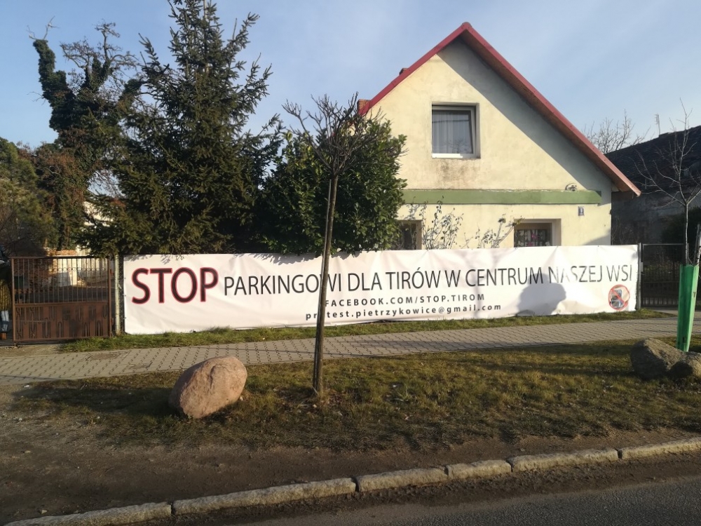 Mieszkańcy Pietrzykowic protestują przeciwko budowie centrum przeładunkowego dla tirów - fot. Celenia Marchewka