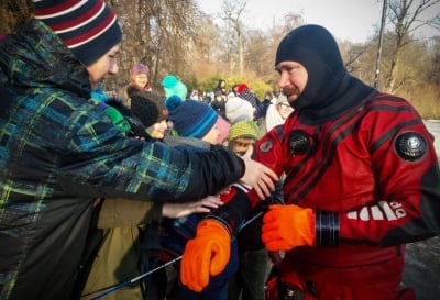 Ratownicy opowiadają dzieciakom o zasadach bezpieczeństwa