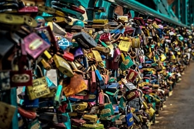 Kłódki miłości znikną z mostu Tumskiego we Wrocławiu