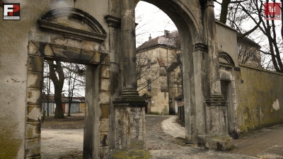 Ewenement w skali Polski: zamek-pałac z barokowymi, trzymetrowymi kominkami, stoi w Bierutowie koło Oleśnicy - 3