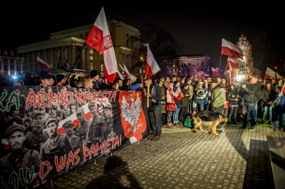 Marsz Narodowców we Wrocławiu rozwiązany. Policja analizuje zebrany materiał [ZDJĘCIA] - 1
