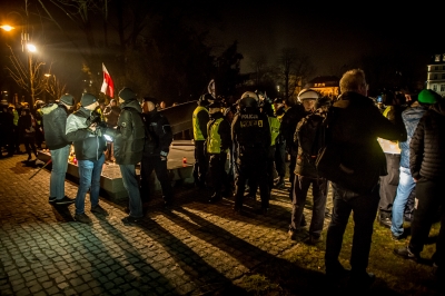 Marsz Narodowców we Wrocławiu rozwiązany. Policja analizuje zebrany materiał [ZDJĘCIA] - 14
