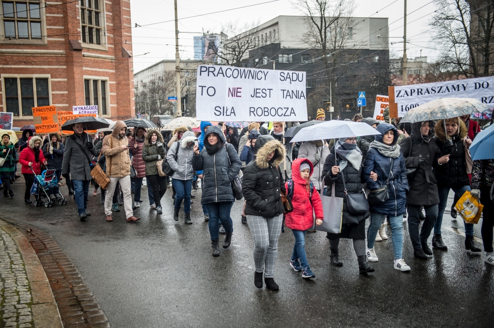"Nic o nas bez nas!" We Wrocławiu protestowali pracownicy sądów - fot. Andrzej Owczarek