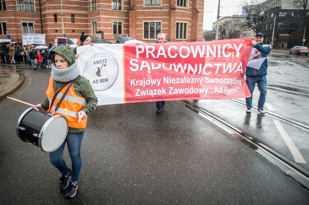 "Nic o nas bez nas!" We Wrocławiu protestowali pracownicy sąd&oacute;w