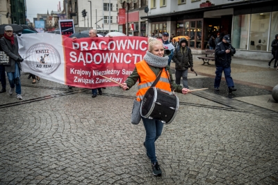 "Nic o nas bez nas!" We Wrocławiu protestowali pracownicy sądów - 4