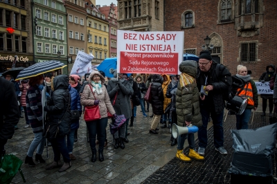 "Nic o nas bez nas!" We Wrocławiu protestowali pracownicy sądów - 6