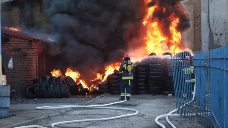 Pożar w Lubaniu. Na miejscu jest 27 zastępów straży pożarnej  - Fot. eluban.pl