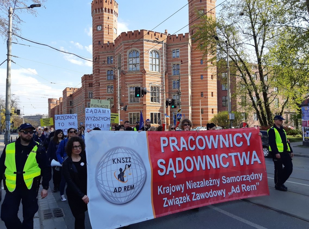 Pracownicy sądów i prokuratury przeszli przez Wrocław [ZOBACZ] - fot. Marcin Obłoza