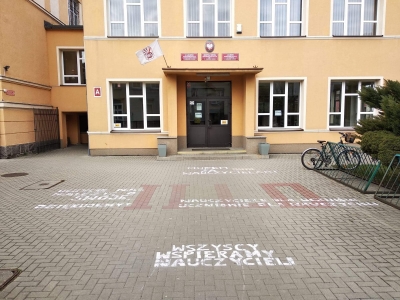 Jelenia Góra: Uczniowie I LO murem za strajkującymi nauczycielami [ZOBACZ] - 1