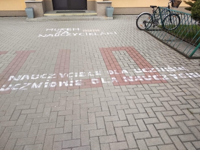 Jelenia Góra: Uczniowie I LO murem za strajkującymi nauczycielami [ZOBACZ] - 3