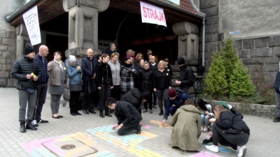 Jelenia Góra: Uczniowie I LO murem za strajkującymi nauczycielami [ZOBACZ] - 4
