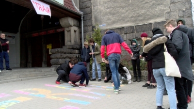 Jelenia Góra: Uczniowie I LO murem za strajkującymi nauczycielami [ZOBACZ] - 5