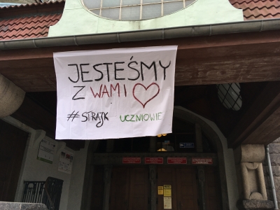 Jelenia Góra: Uczniowie I LO murem za strajkującymi nauczycielami [ZOBACZ] - 8