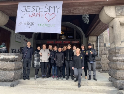Jelenia G&oacute;ra: Uczniowie I LO murem za strajkującymi nauczycielami [ZOBACZ]