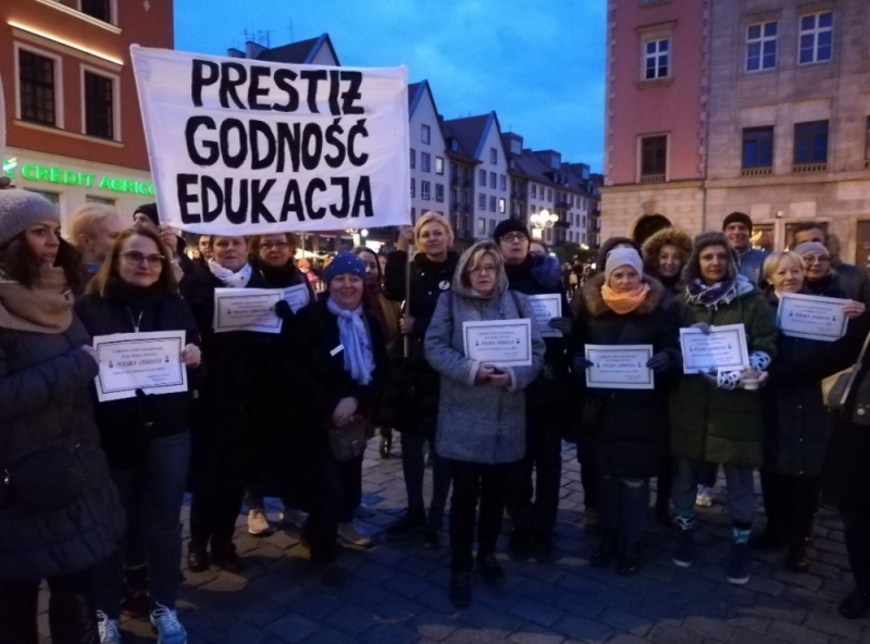 Wrocławianie manifestują poparcie dla strajkujących nauczycieli - fot. Beata Makowska