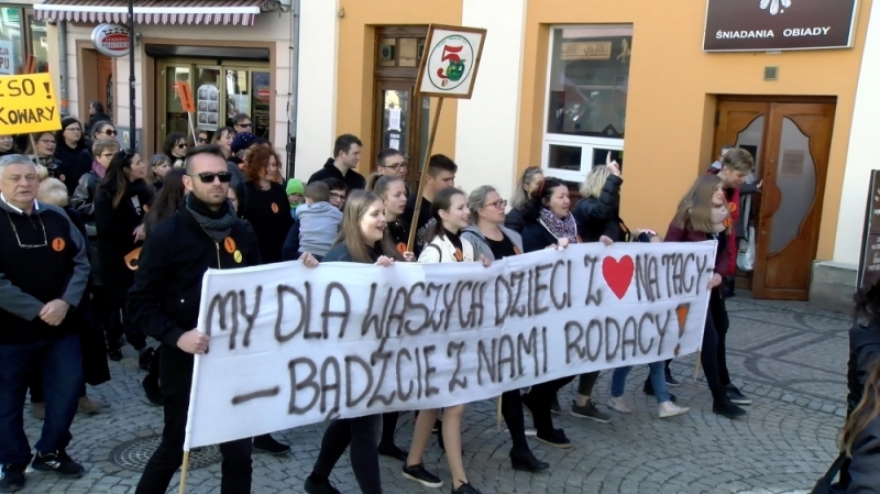 „Prestiż-Godność-Edukacja”. W Jeleniej Górze przeszedł marsz poparcia dla nauczycieli - fot. Gabriela Stefanowicz