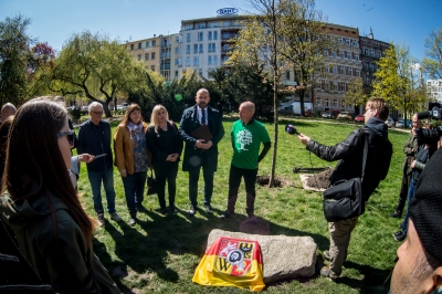 We Wrocławiu posadzono drzewo upamiętniające Pawła Adamowicza [FOTO] - 6