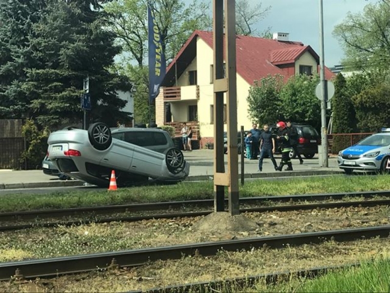 Wrocław: Wypadek na Ślężnej. Dachowało auto - fot. Czytelnik