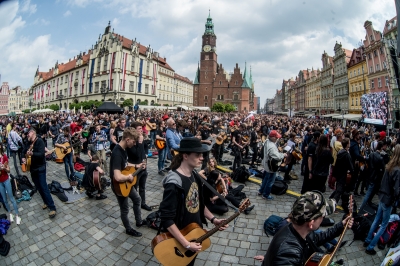 Gitarowy Rekord Guinnessa pobity. O 12 gitar - 13