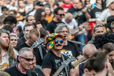 Gitarowy Rekord Guinnessa pobity. O 12 gitar
