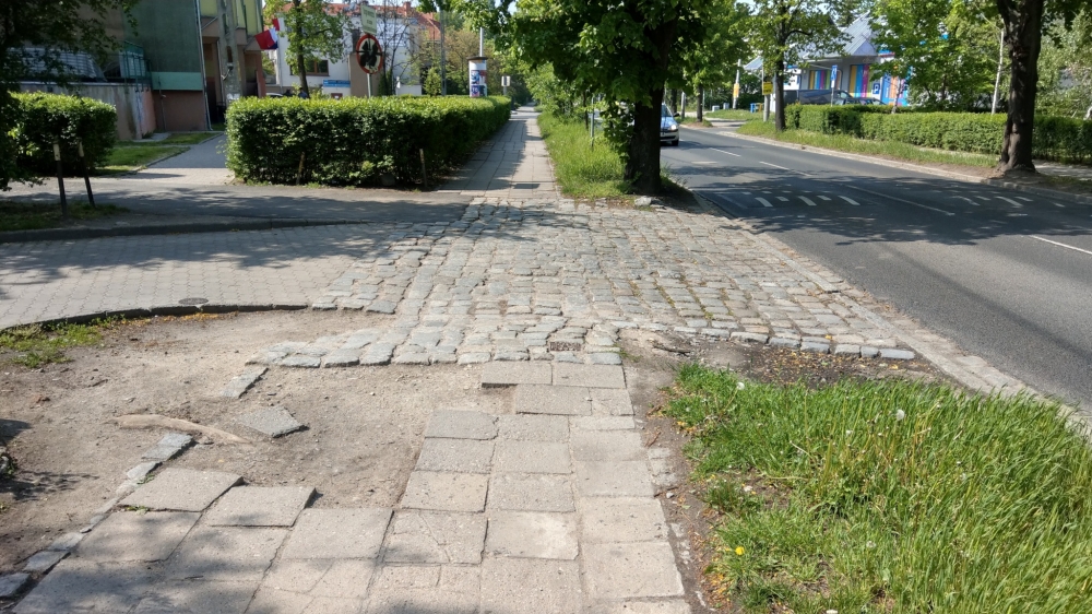 Wrocław: Mieszkańcy ul. Krzyckiej mają dość dziurawych chodników - fot. Andrzej Owczarek