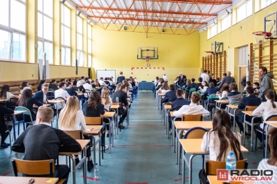 Uratowali egzaminy ósmoklasisty i gimnazjalisty, teraz czekają na wypłaty