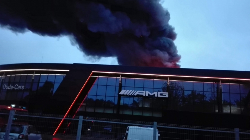 Pożar na wrocławskich Kowalach. Płonął salon samochodowy [FOTO] - fot. Jowita Rangl