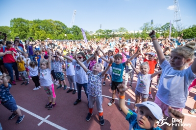 10 000 biegaczy z 500 firm pobiegło dla podopiecznych Fundacji Everest - 8