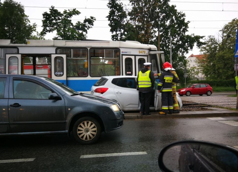 Osobówka zderzyła się z tramwajem [ZOBACZ] - fot. Rafał Sobczak