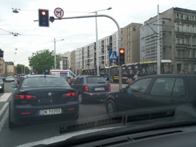 Wrocław: Rowerzysta potrącony przez tramwaj. Spore korki w centrum
