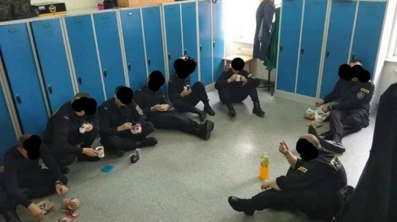 Drugie śniadanie... na podłodze. W takich warunkach jedzą policjanci [ZOBACZ] - fot. Facebook Mundurowi dziękują rządowi
