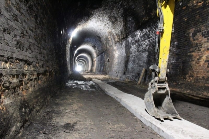 To najdłuższy kuty tunel w Polsce. Ma ponad 1,5 km długości i liczy ponad 100 lat. PKP właśnie kończy remont - fot. Linia kolejowa nr 286 - Facebook
